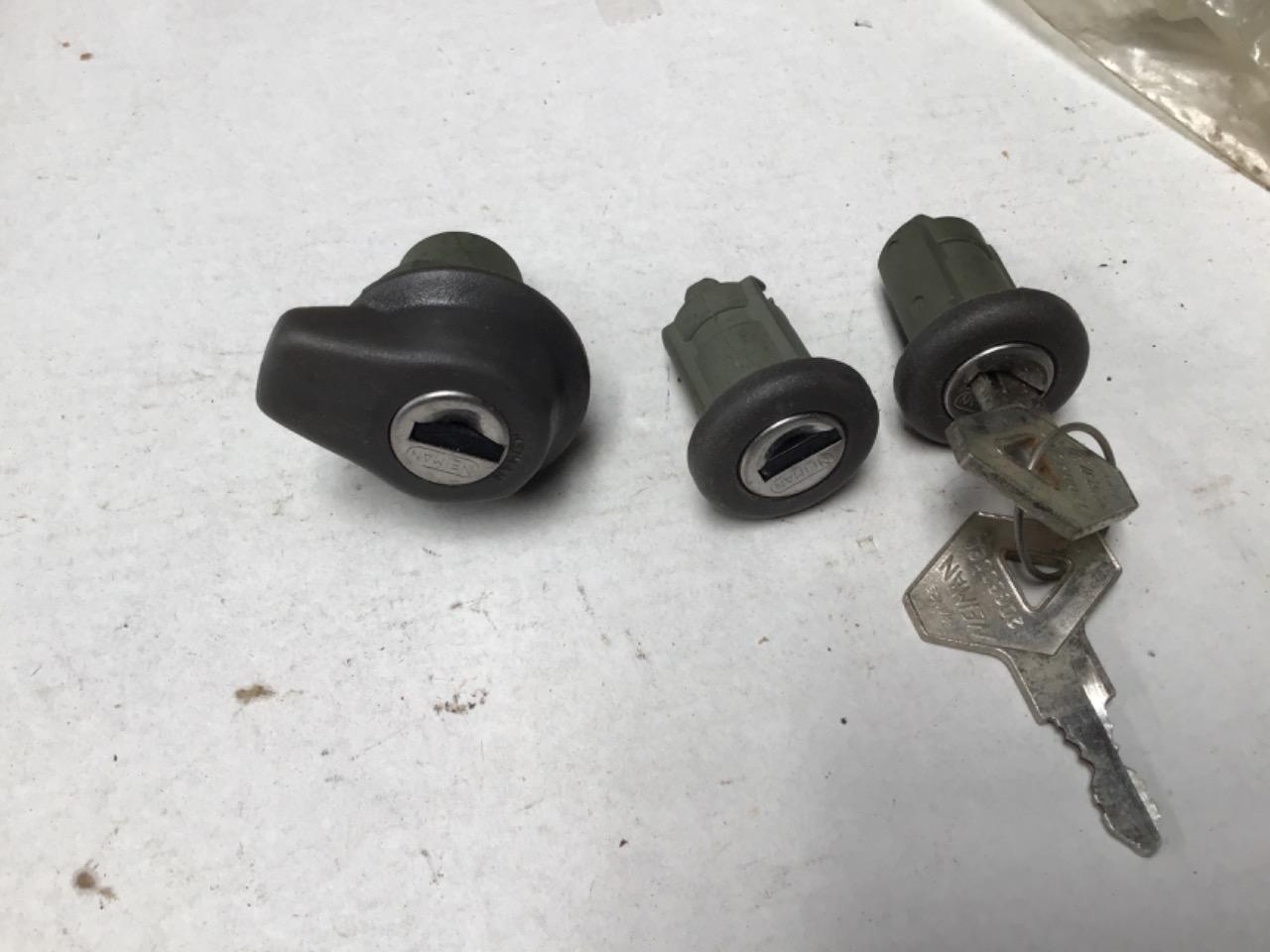 BARILLETS PORTE+COFFRE RENAULT 9 (R9) LesAnciennes.com