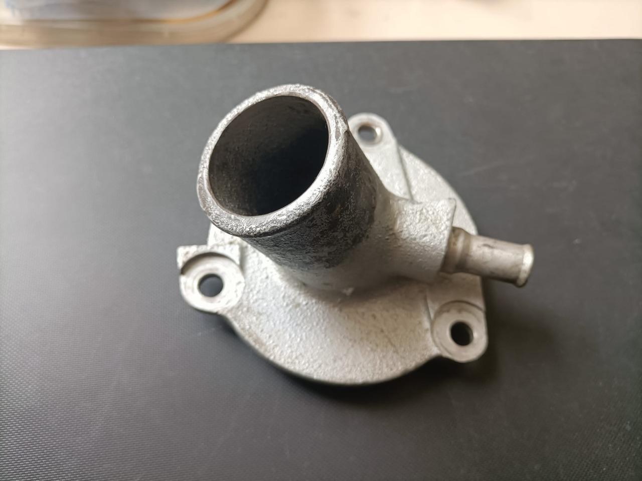 Couvercle de pompe à eau Ferrari 365, F400, 412 LesAnciennes.com