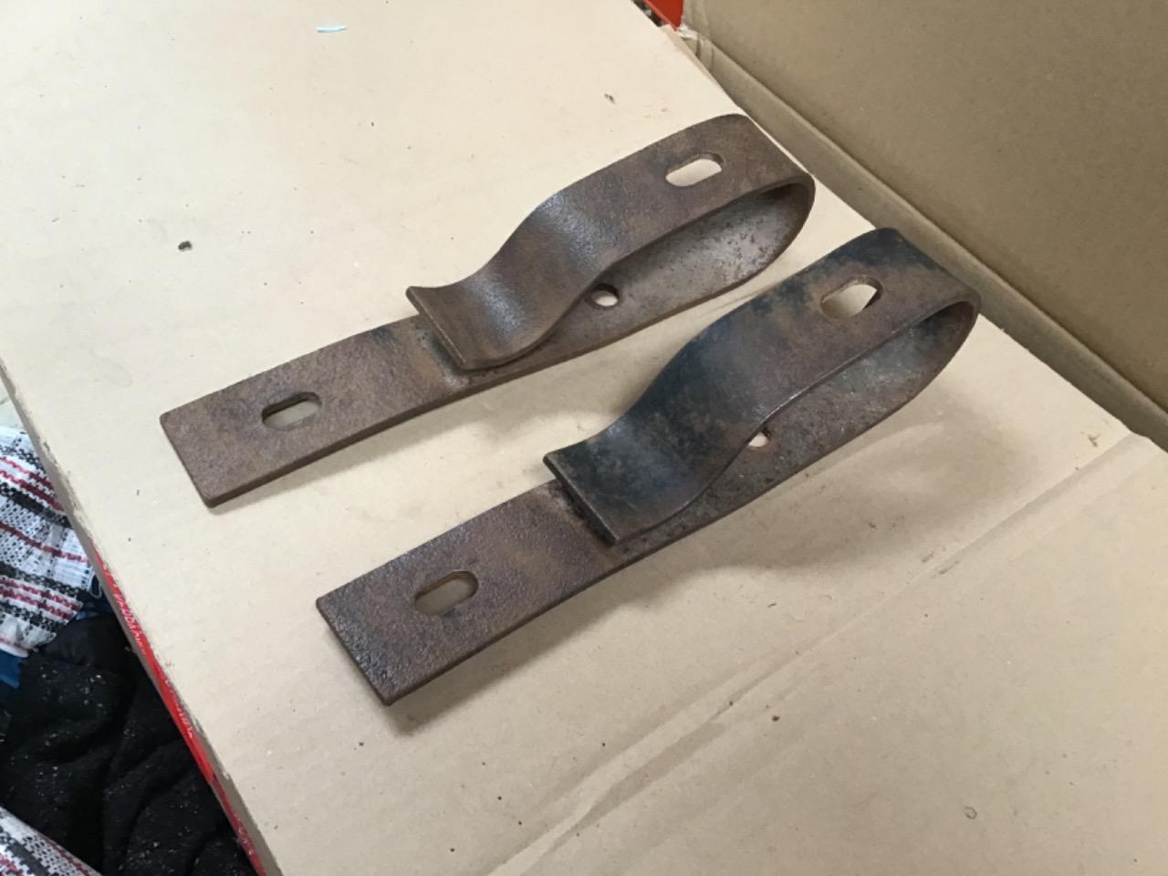 FERRURES PARE CHOC AVANT PEUGEOT 404 LesAnciennes.com