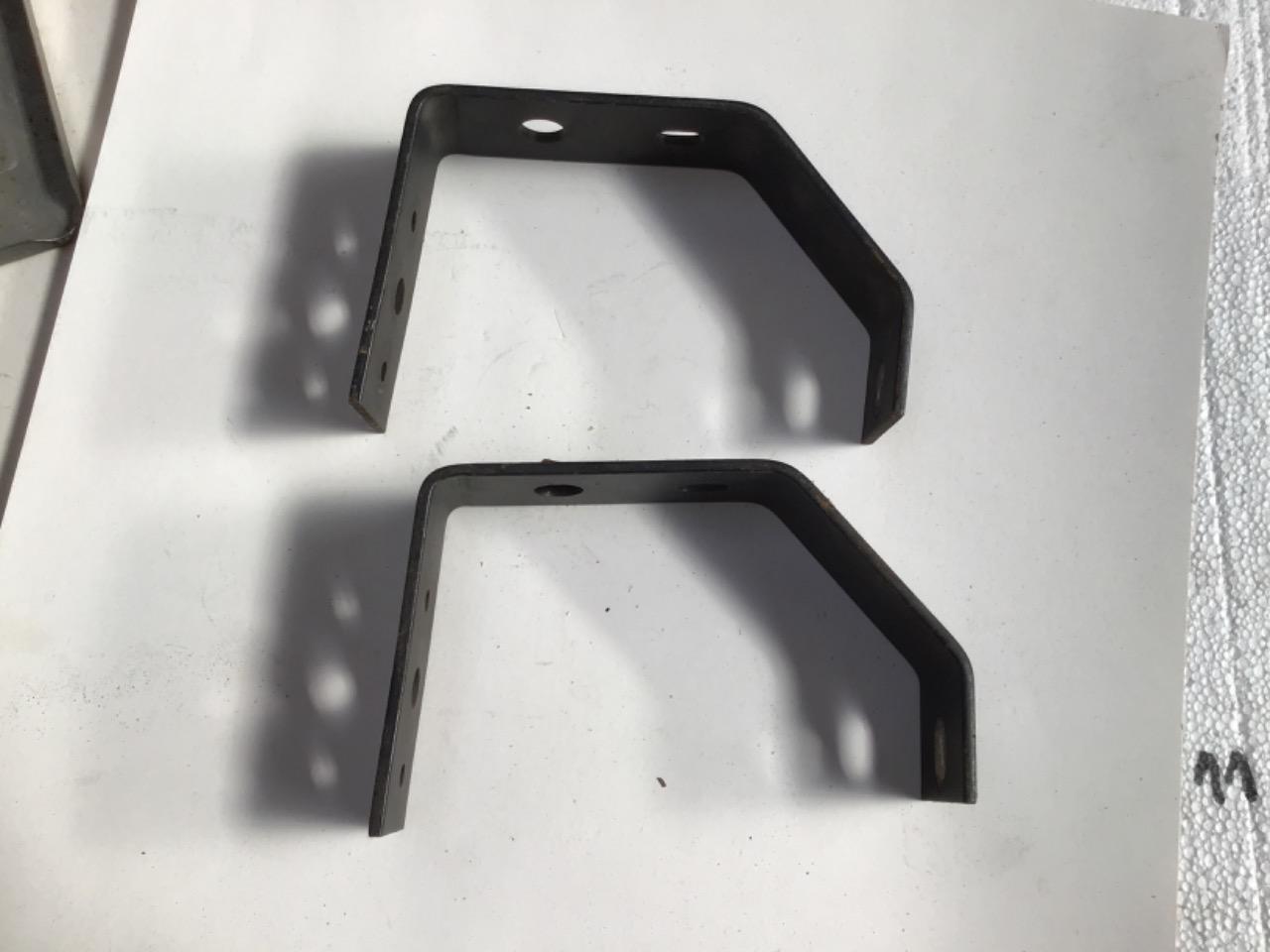 FERRURES NEUVES PARE CHOC ARRIÈRE PEUGEOT 305 LesAnciennes.com