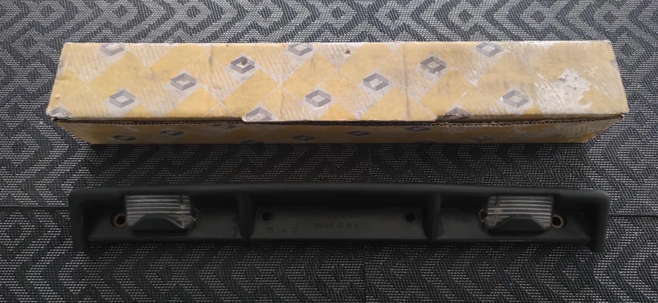 Eclaireur de plaque RENAULT 18 (R18) break LesAnciennes.com