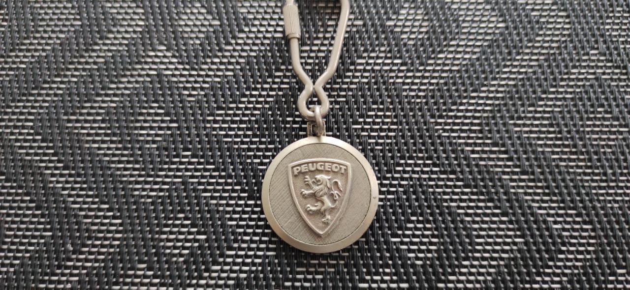 Porte clés PEUGEOT 104 204 304 404 504 604 LesAnciennes.com