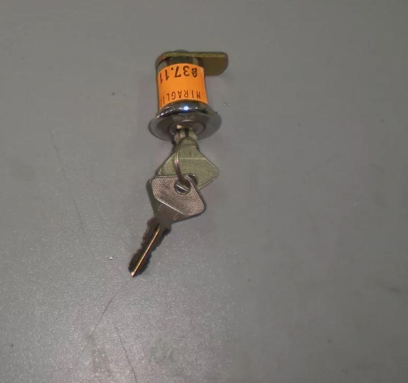 FIAT 130 BLOC DE SERRURE DE PORTE DE CARBURANT LesAnciennes.com