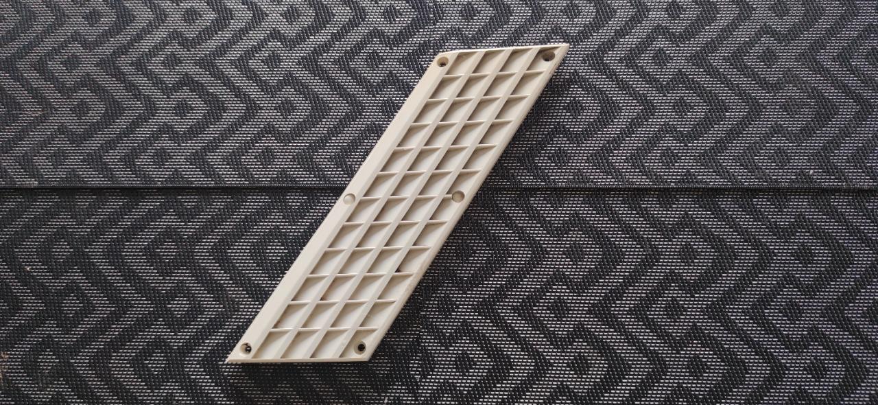 Grille de custode gauche SIMCA 1301 1501 berline LesAnciennes.com