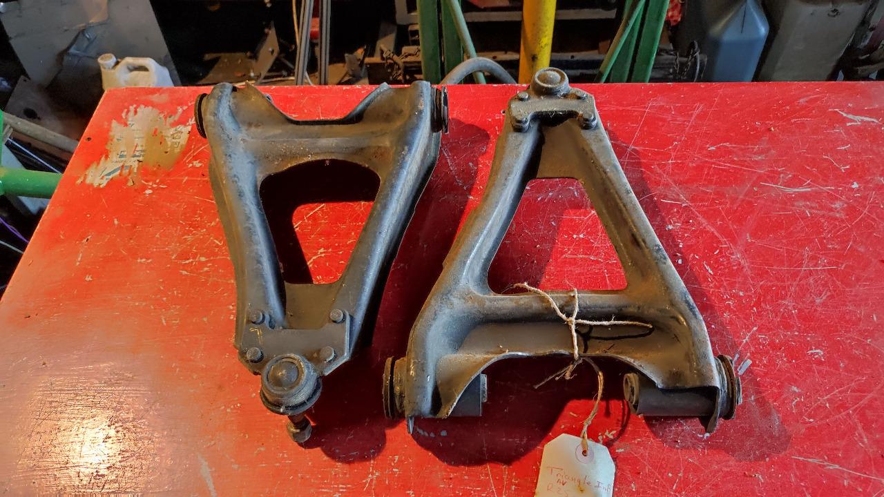 Triangles inférieurs avants Renault R25 LesAnciennes.com