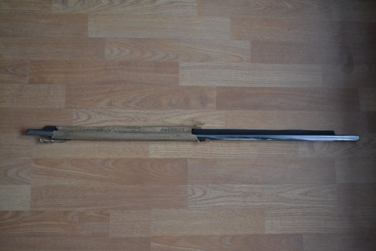 Lèche vitre porte AV DTE PEUGEOT 504 LesAnciennes.com