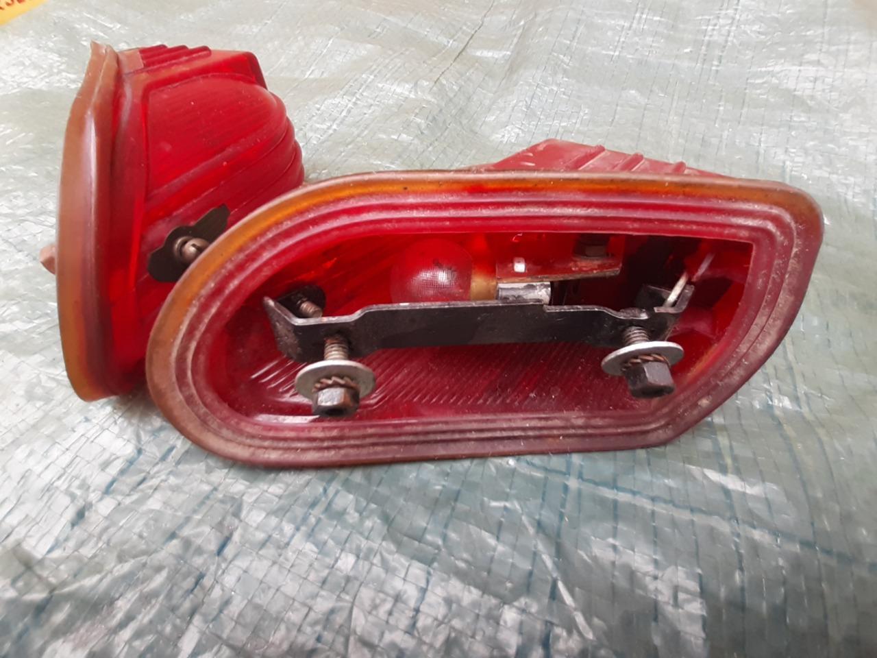 Feux arrière D+G 1° modèle LesAnciennes.com