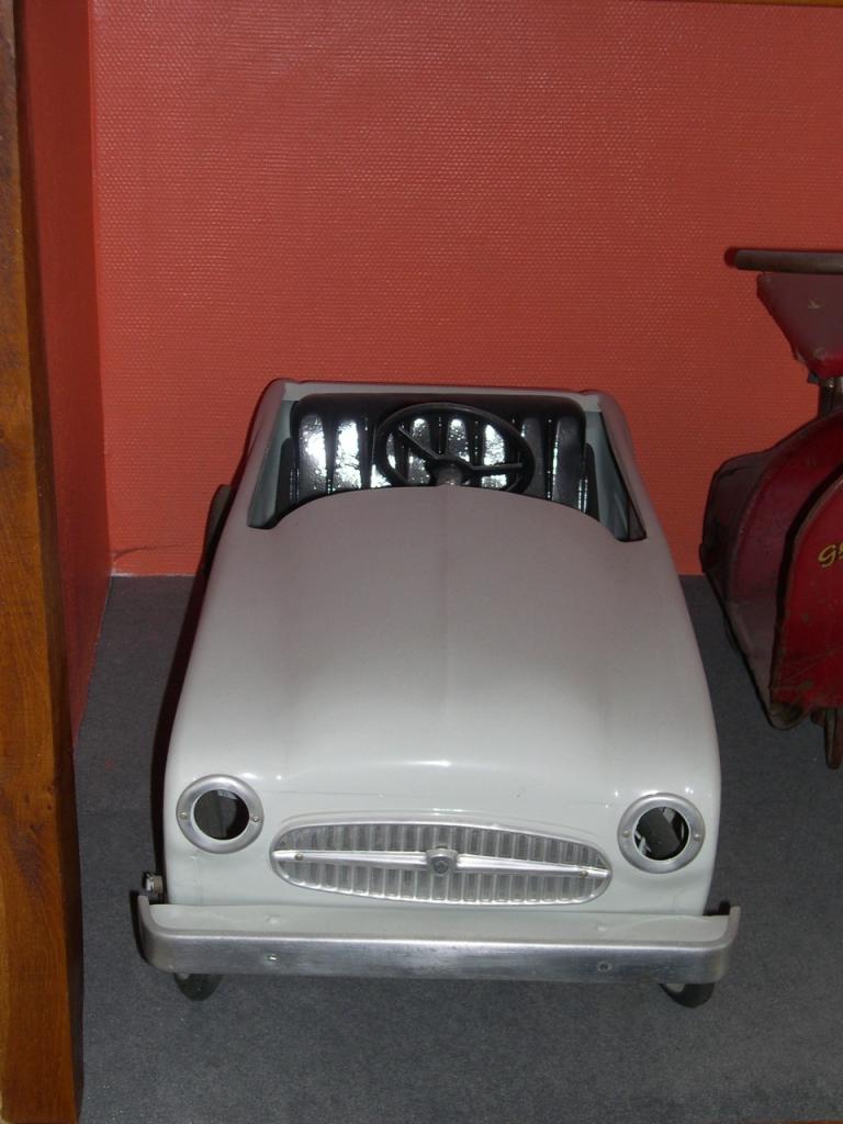 Voiture à pédales Renault Frégate LesAnciennes.com