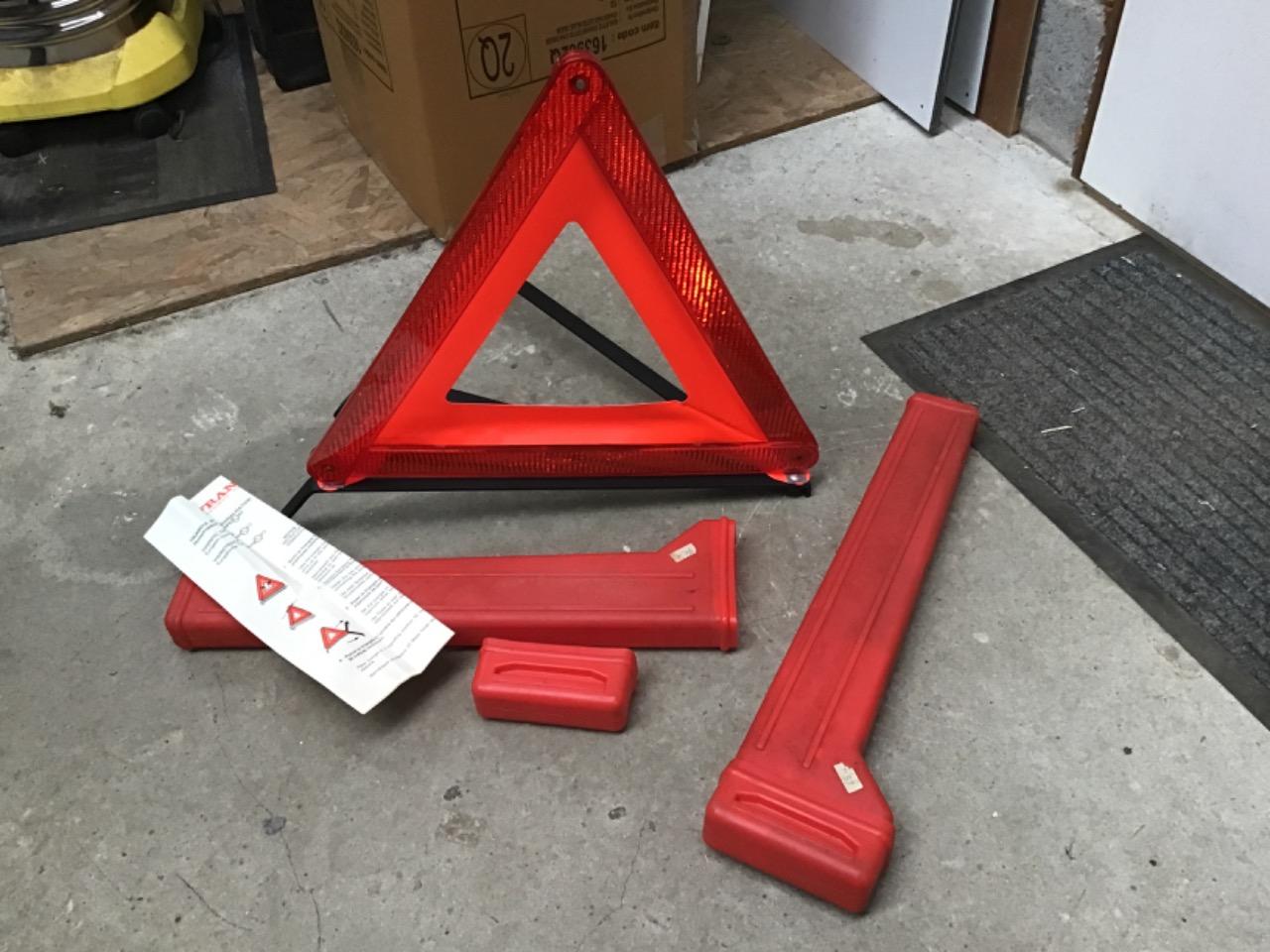 TRIANGLES SIGNALISATION NEUFS LesAnciennes.com