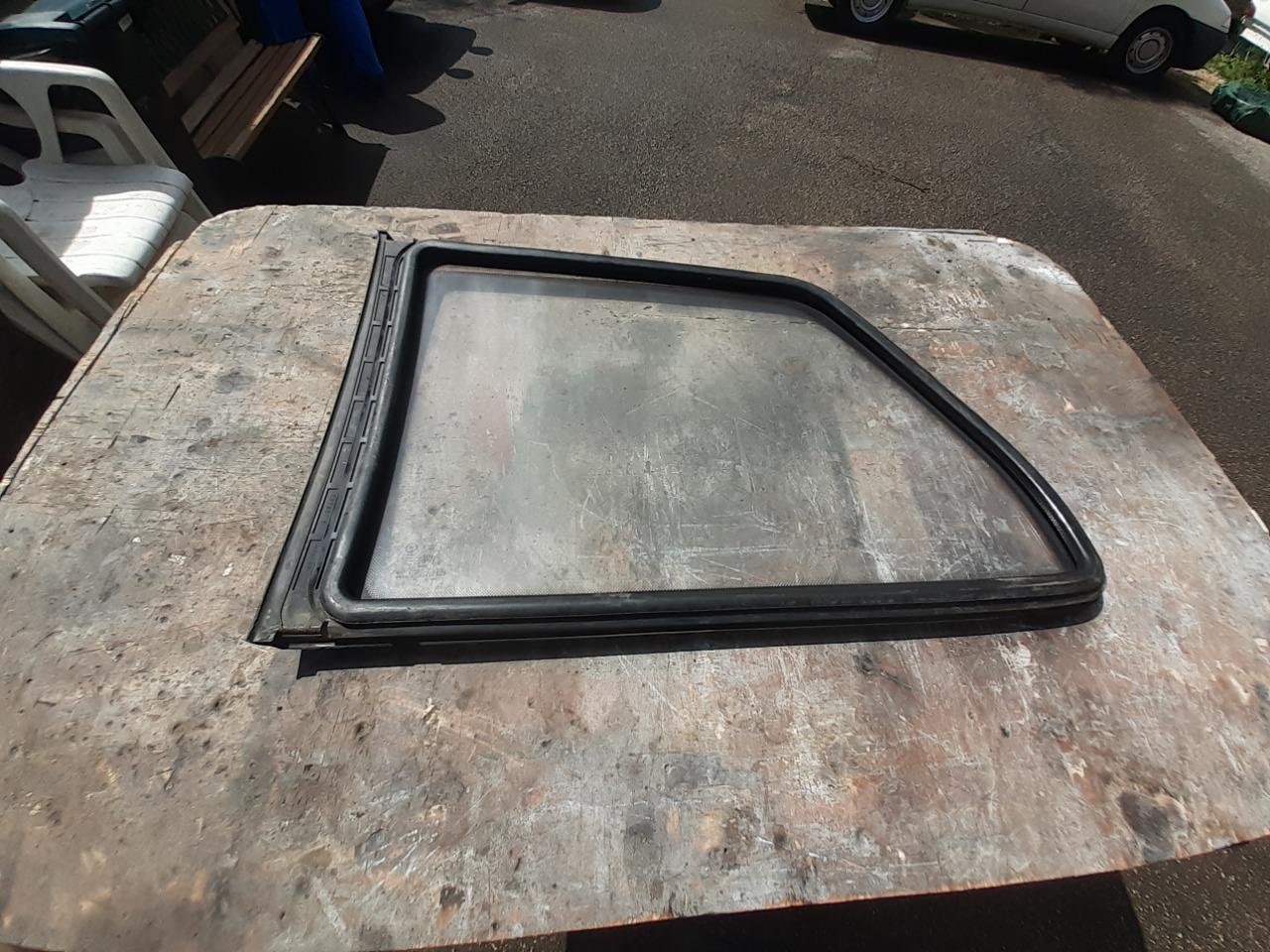 Vitre PEUGEOT 106 LesAnciennes.com
