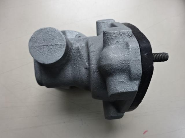 Bases de distributeurs gauche et droit Ferrari 250 LesAnciennes.com