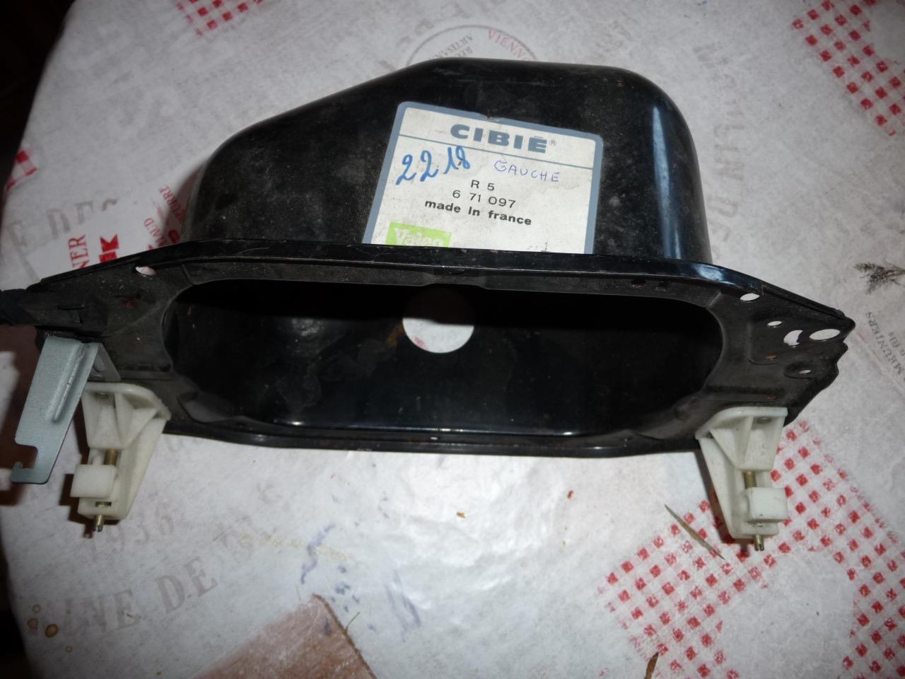 Pièces RENAULT 5 PLATINE CUVELAGE PHARE AVANT LesAnciennes.com