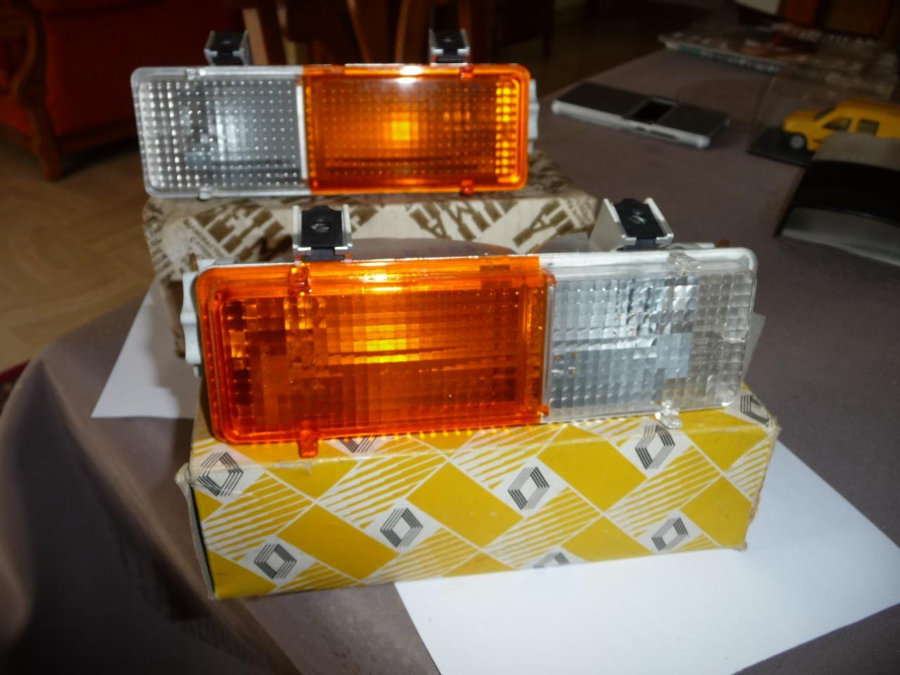 Pièces RENAULT 12 phase2 bloc clignotant bicolore LesAnciennes.com