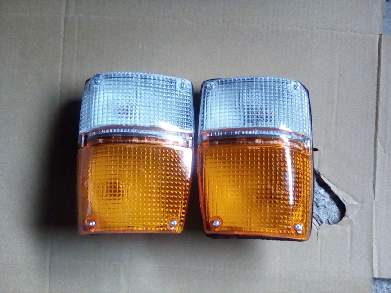 Feux Avant TOYOTA HIACE LH 20 ( 77-82 ) LesAnciennes.com