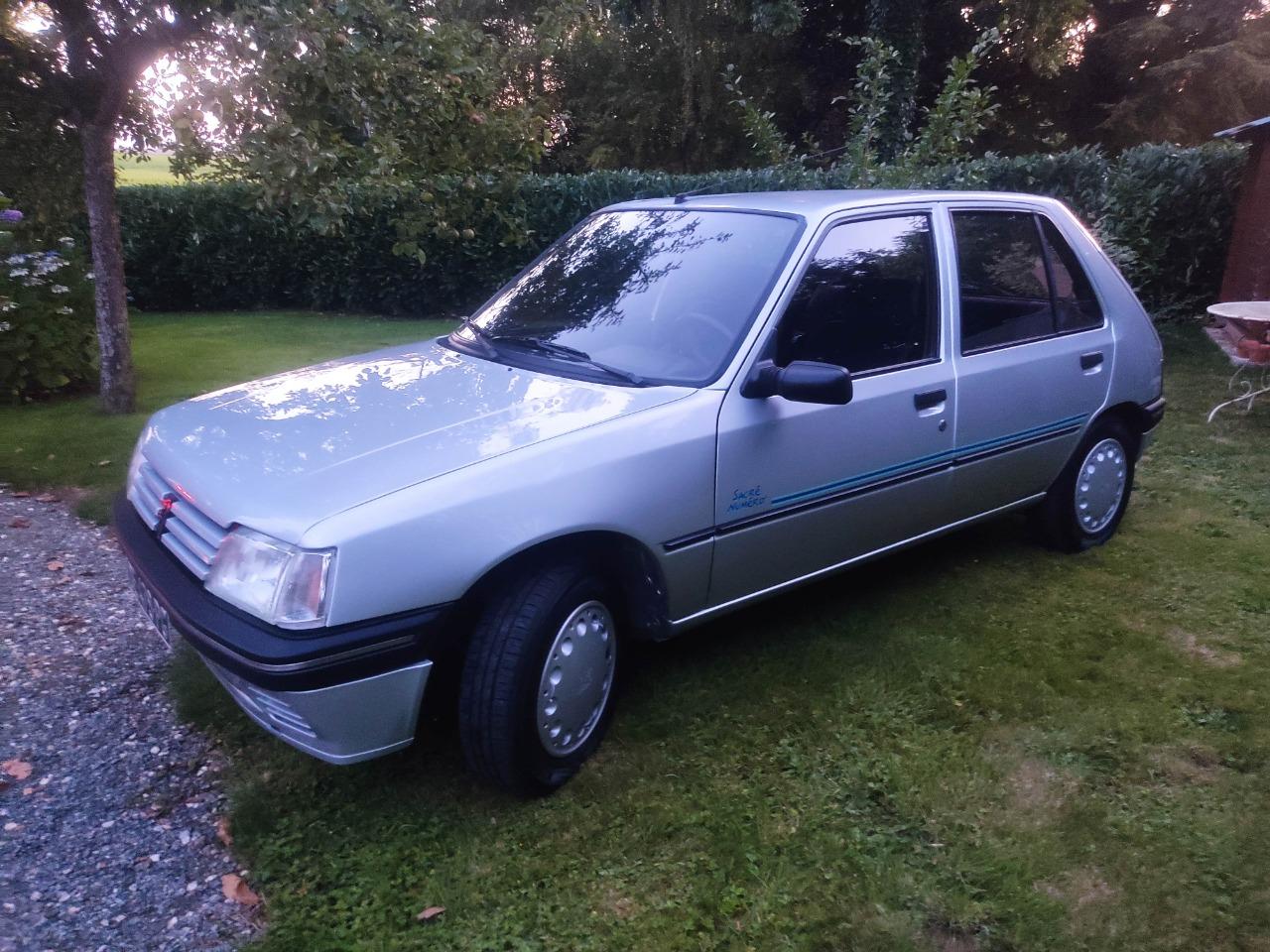 PEUGEOT 205 Sacré numéro - 1995 LesAnciennes.com