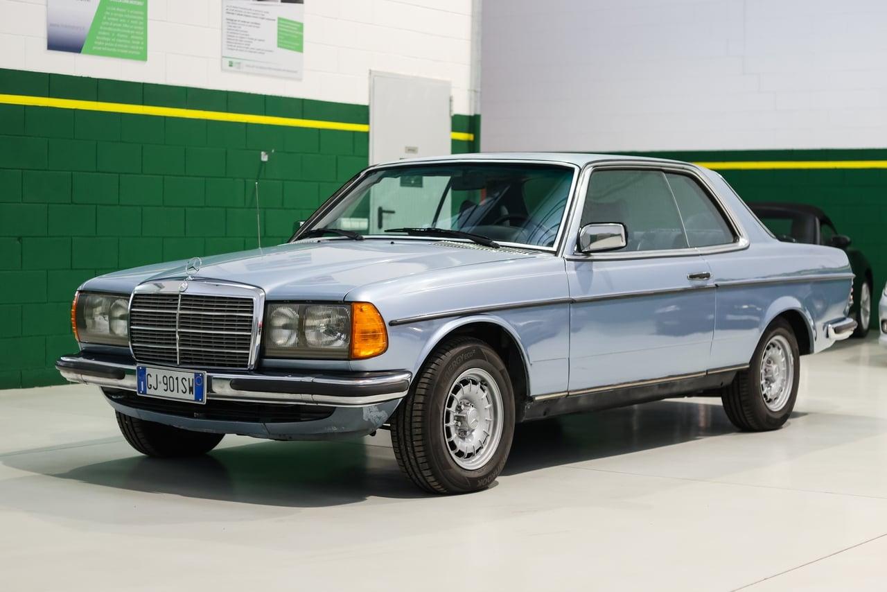 1977 Mercedes-Benz 230C W123 LesAnciennes.com