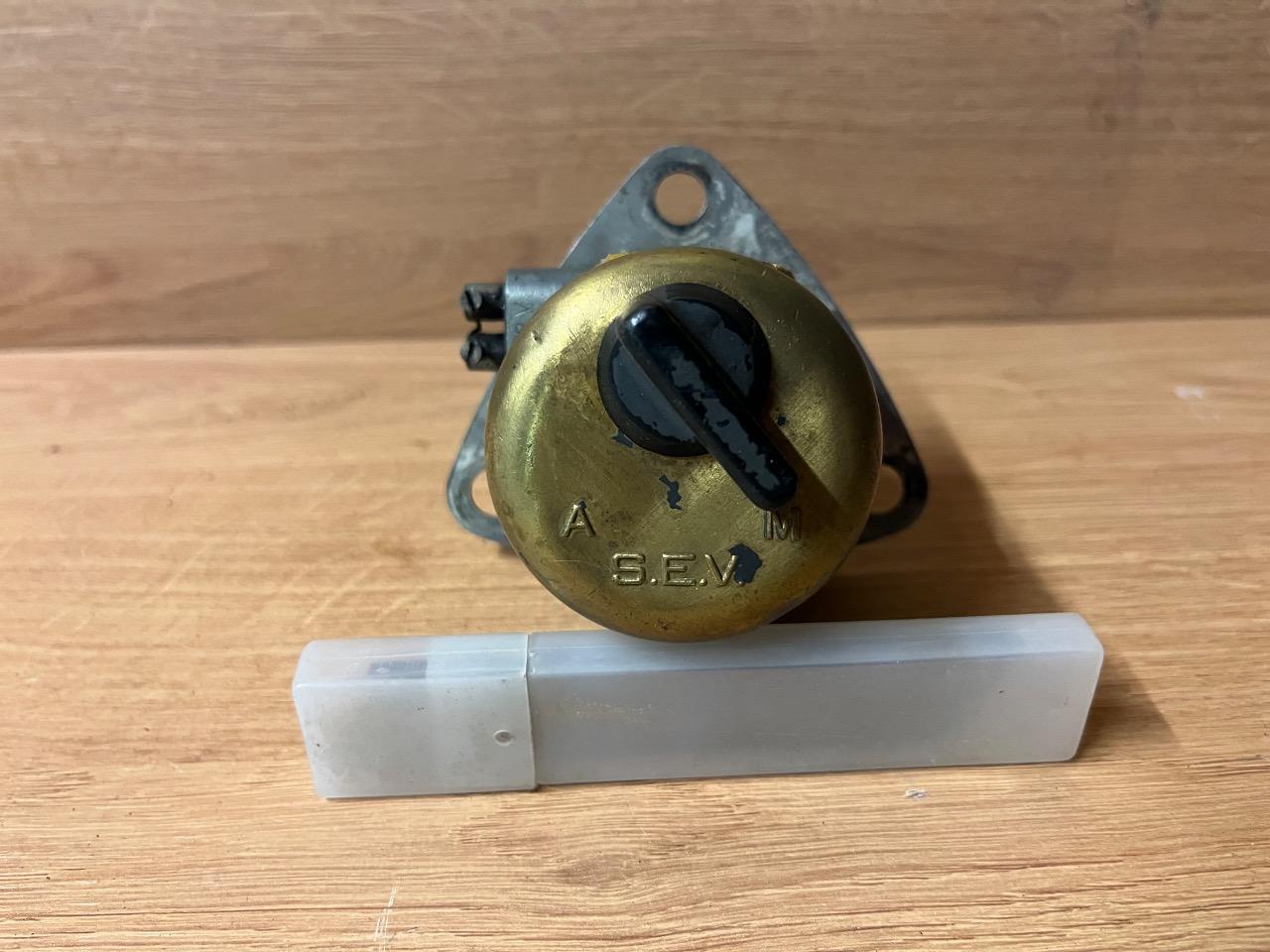 Moteur d’essuie-glace pour ancienne voiture 12 V. LesAnciennes.com