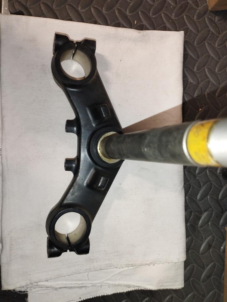 Té de fourche inférieur KAWASAKI GPZ 1100 LesAnciennes.com