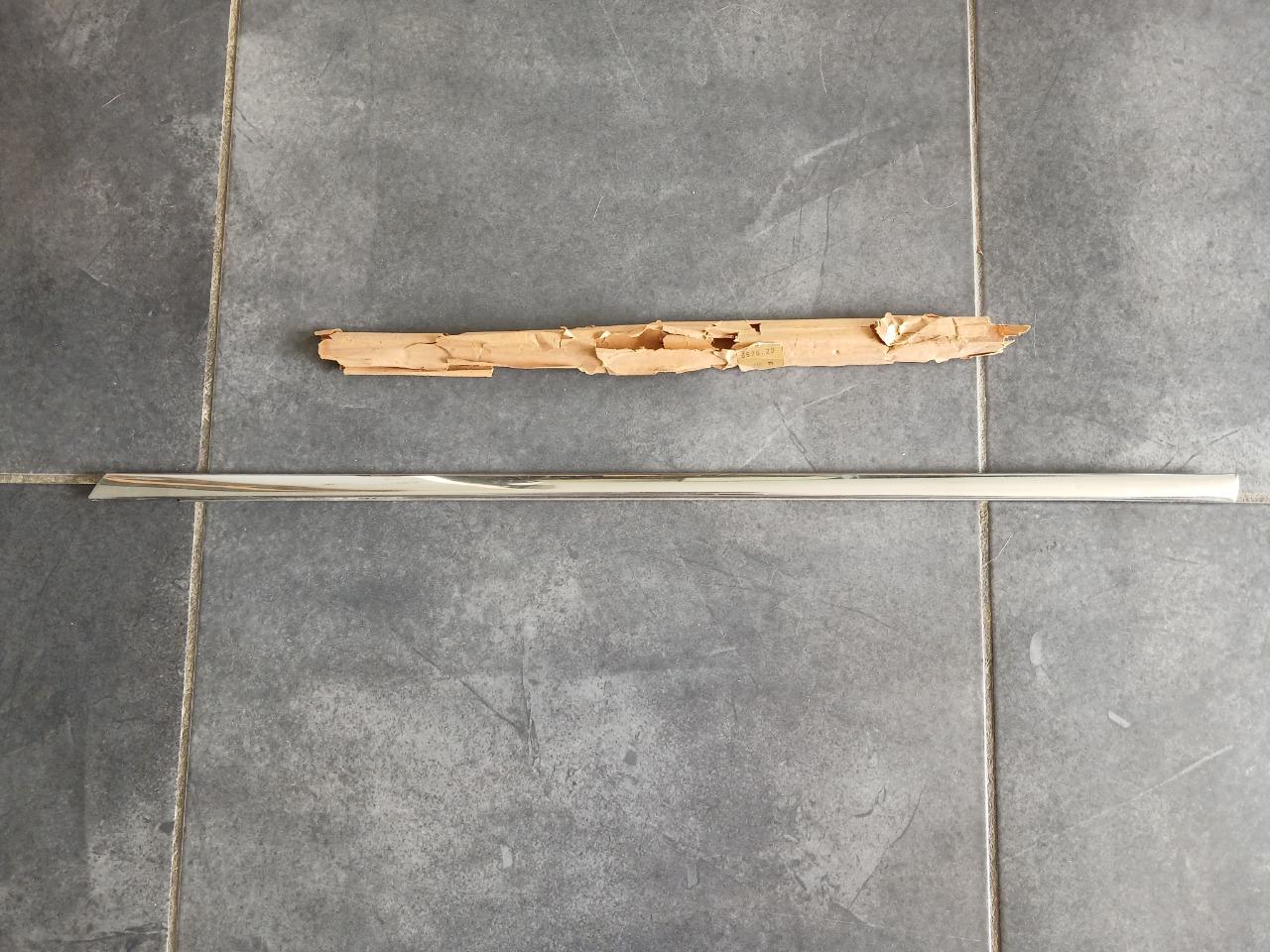 Baguette de custode droite PEUGEOT 204 304 break LesAnciennes.com