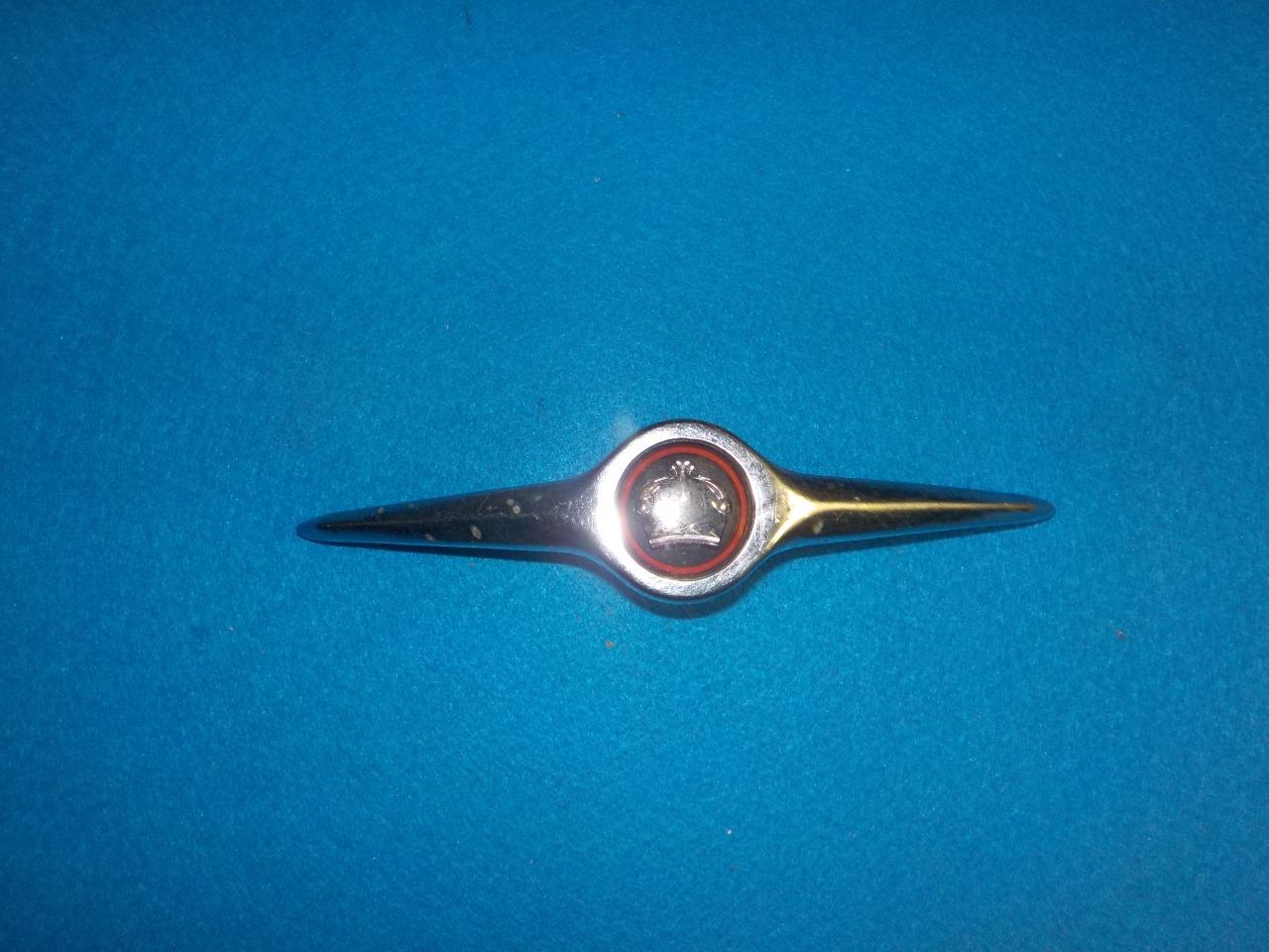 Ecusson RENAULT Dauphine LesAnciennes.com