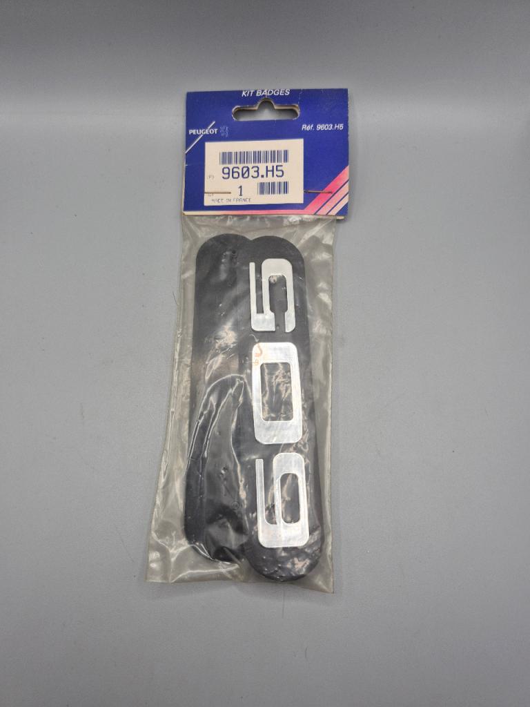 Monogramme Bavette PEUGEOT 605 LesAnciennes.com