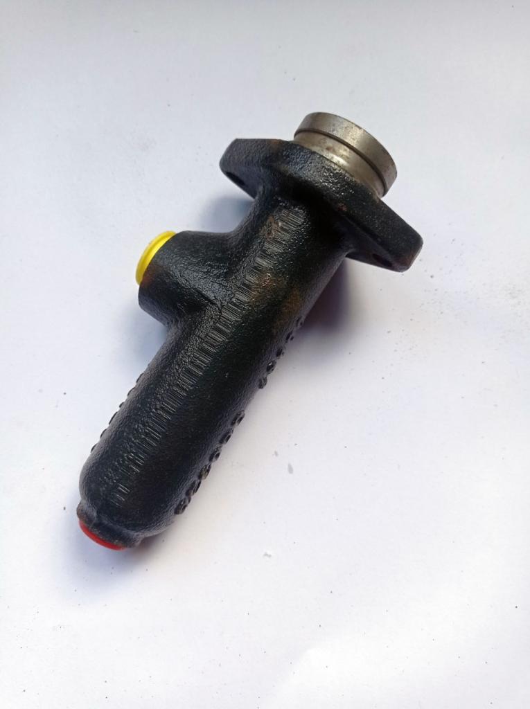 RENAULT 8 / 10 - maître cylindre de frein LesAnciennes.com