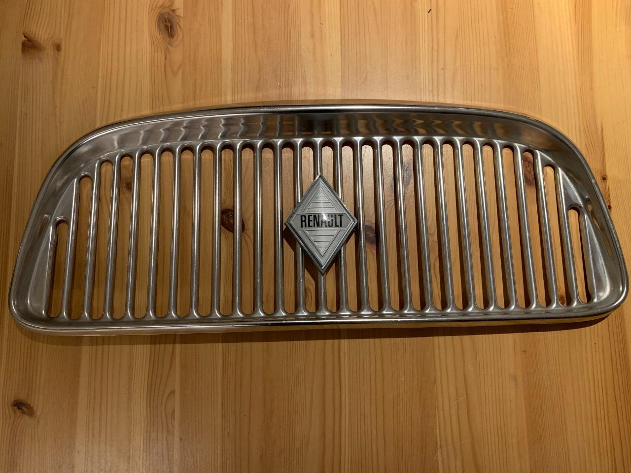 Calandre + Logo neuf R4 1ère série LesAnciennes.com