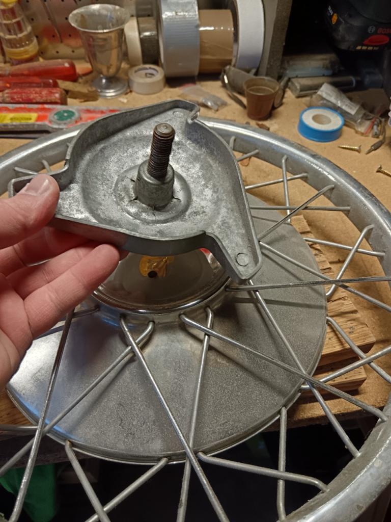 Recherche jantes 15" avec écrou central LesAnciennes.com