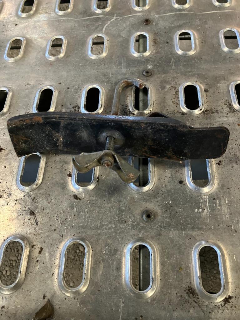 Fixation roue de secours RENAULT Estafette LesAnciennes.com