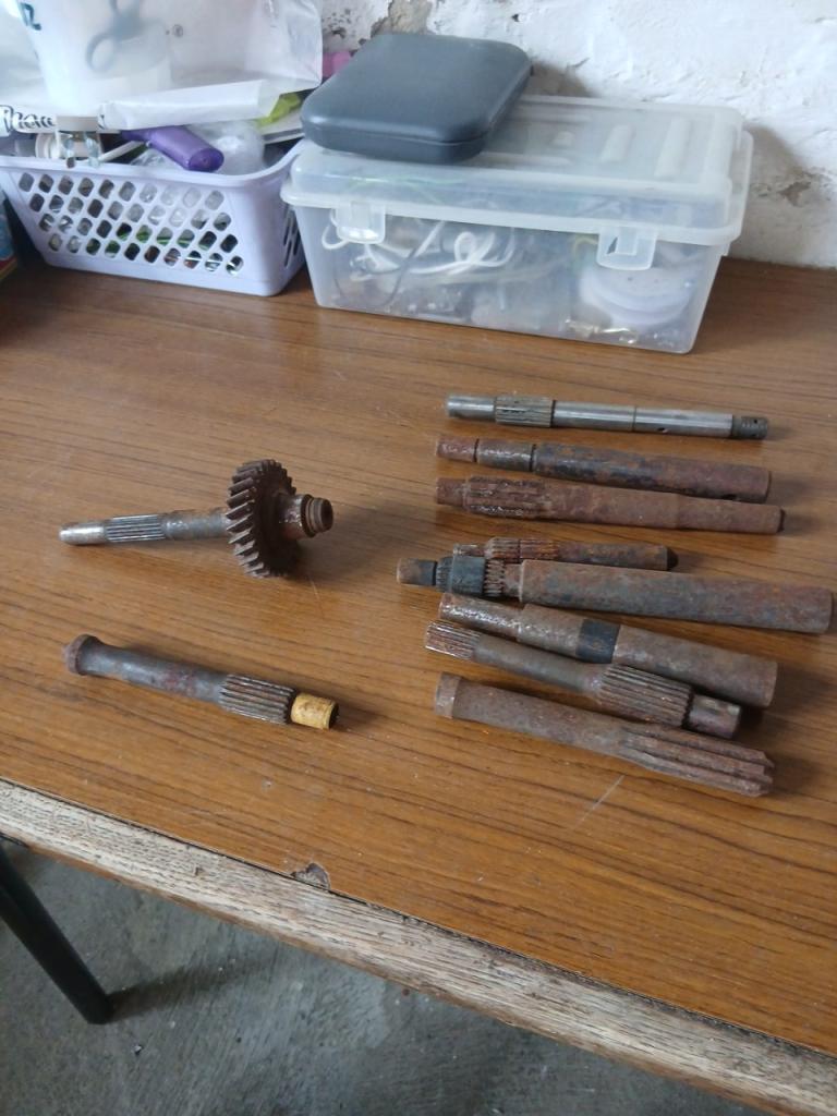 Lot d'arbres cannelés et pignons mécaniques ancie LesAnciennes.com
