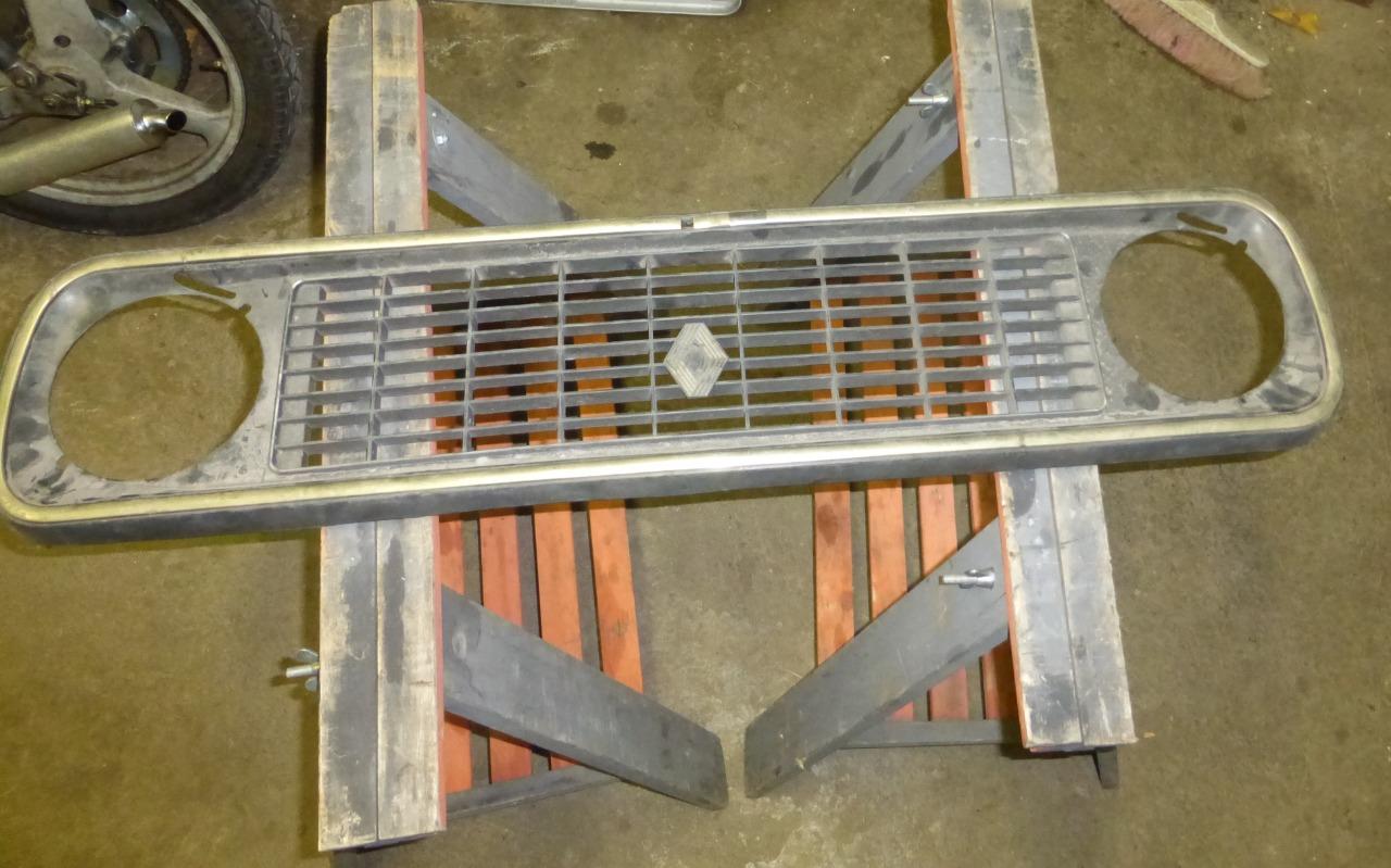 Calandre noire RENAULT 4 (R4) LesAnciennes.com