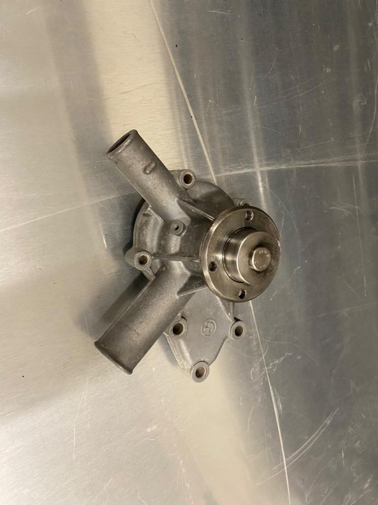 Pompe à eau BMW 2002/ 2002 turbo 1968 LesAnciennes.com