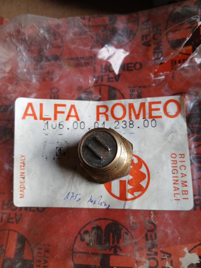 Bouchon de réservoir ALFA ROMEO 1750 106 LesAnciennes.com