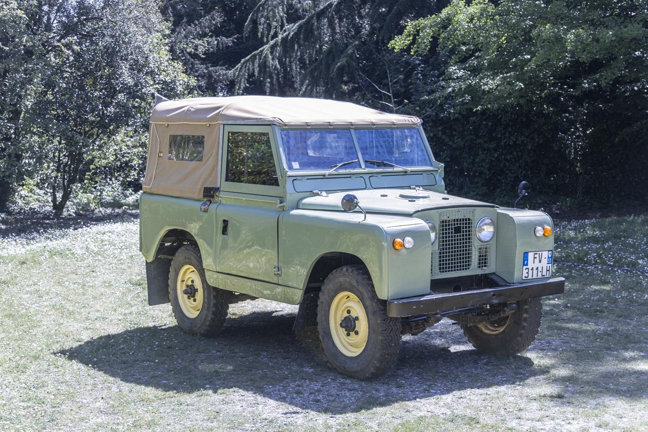 1968 Land Rover Series IIA 88" LesAnciennes.com