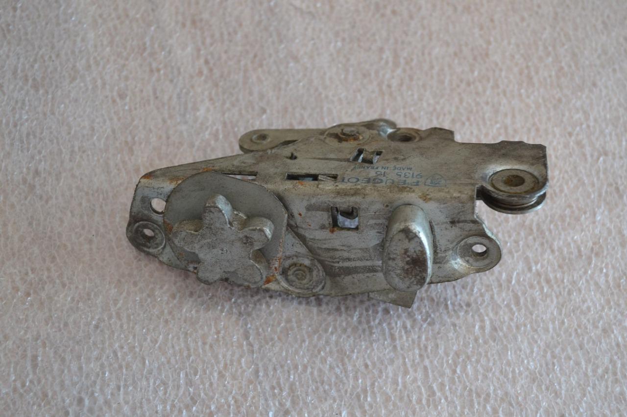 Serrure porte AV G, à rochet, PEUGEOT 403, neuve LesAnciennes.com