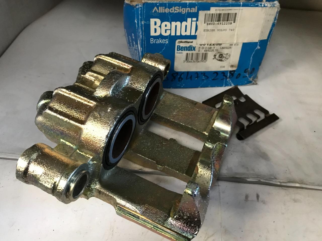 Etrier gauche neuf VOLVO 740 760 LesAnciennes.com