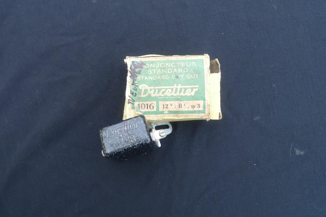 Conjoncteyr Disjoncteur Ducellier neuf 12V 18 A LesAnciennes.com
