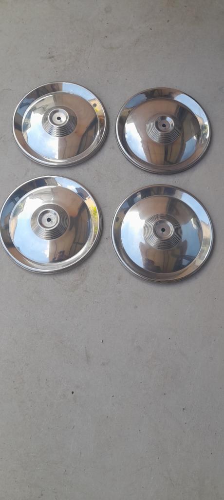 PEUGEOT 204 enjoliveurs de roue neufs LesAnciennes.com