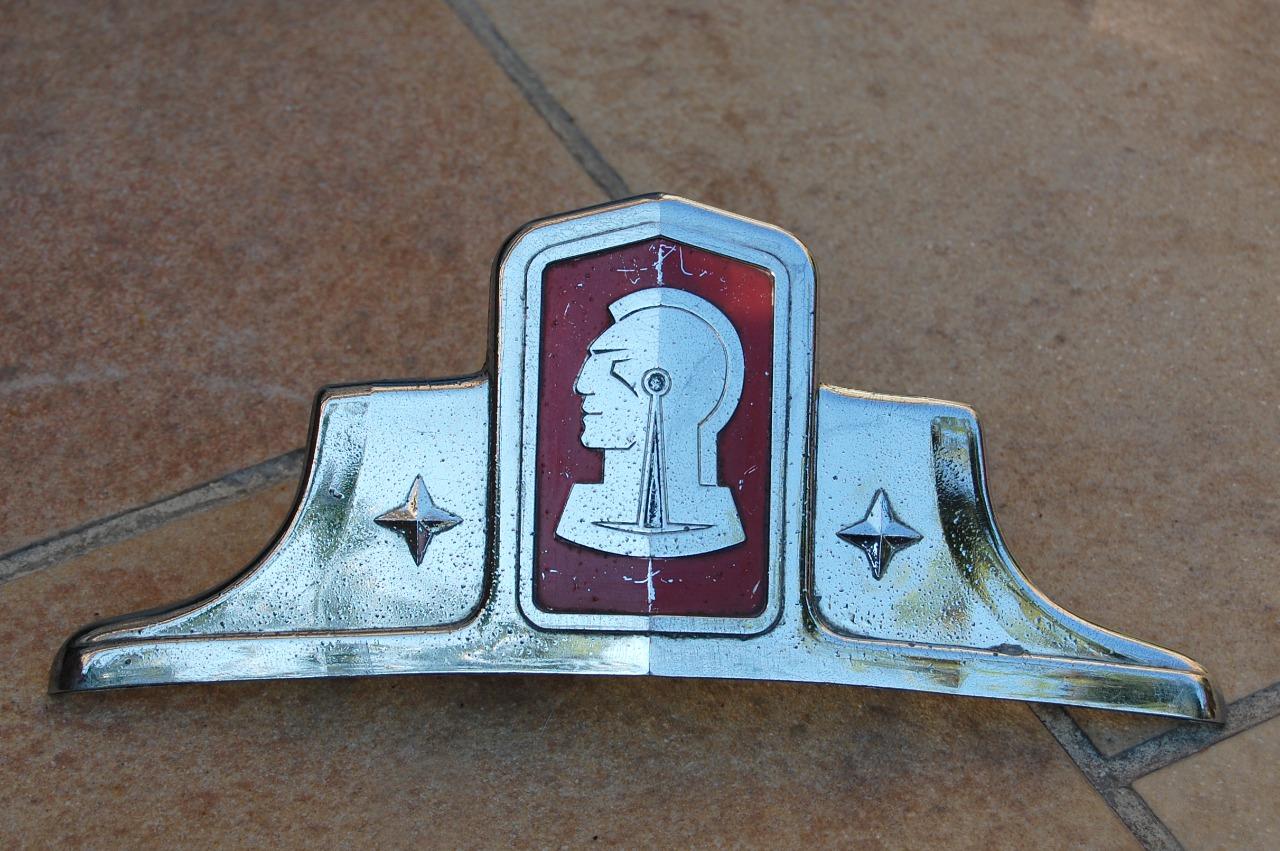 Embleme capot pontiac silver streak 1948 usa oldti LesAnciennes.com