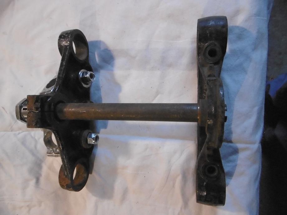 Té de fourche triumph trident bonneville T140 T150 LesAnciennes.com