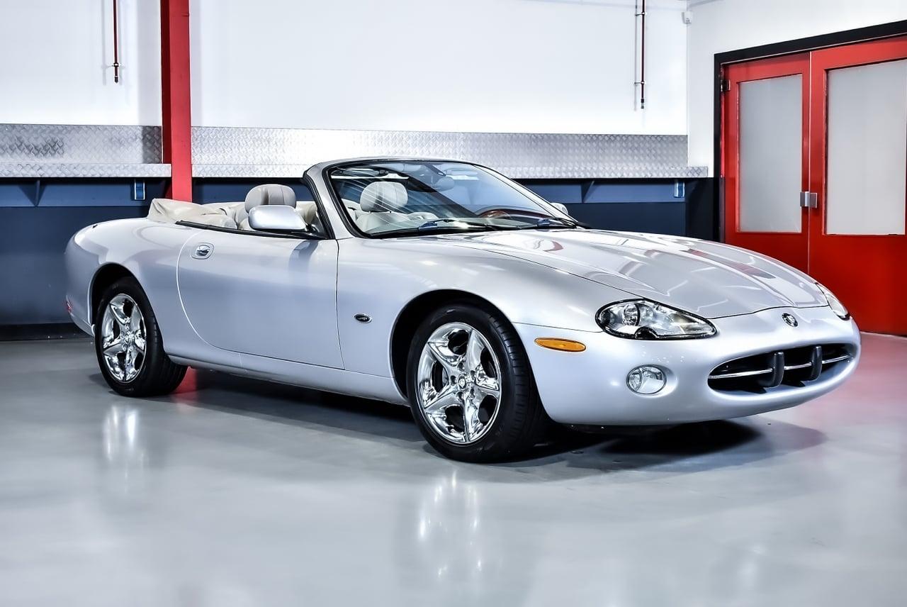2002 Jaguar XK8 Convertible 4,0L V8 LesAnciennes.com