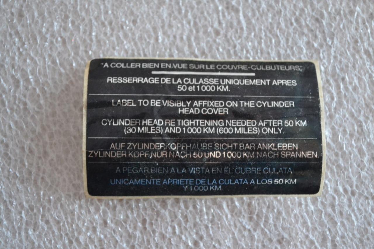 Etiquette de couvre culbuteurs PEUGEOT 404 d'orig LesAnciennes.com