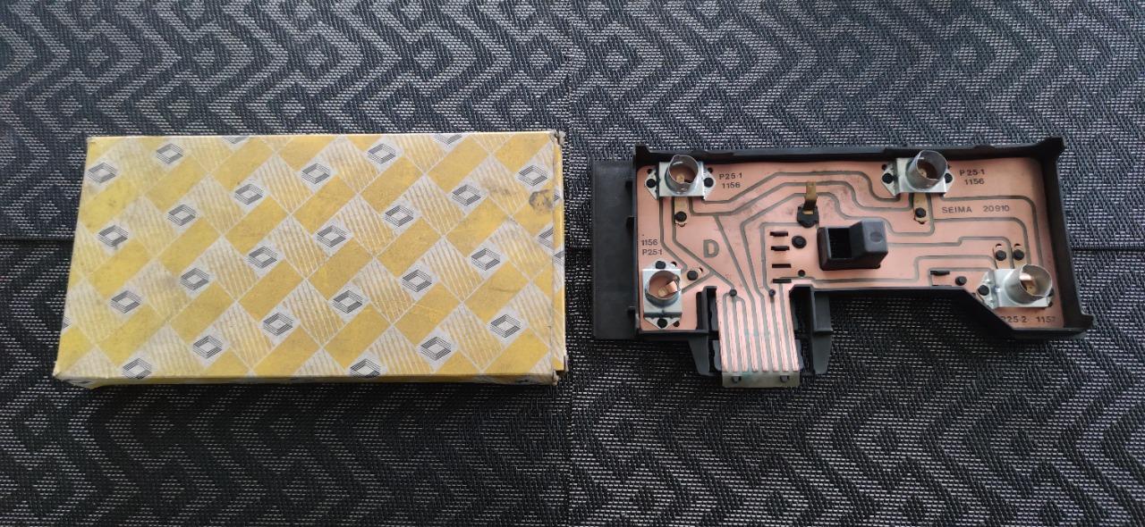 Platine de feu arrière droit RENAULT 9 (R9) LesAnciennes.com