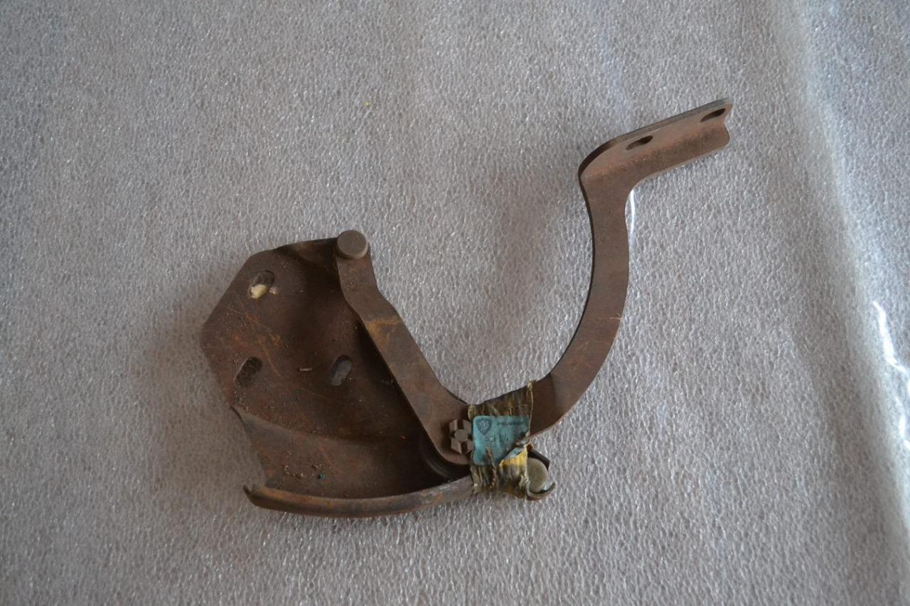 Charnière DTE coffre PEUGEOT 404, neuve LesAnciennes.com