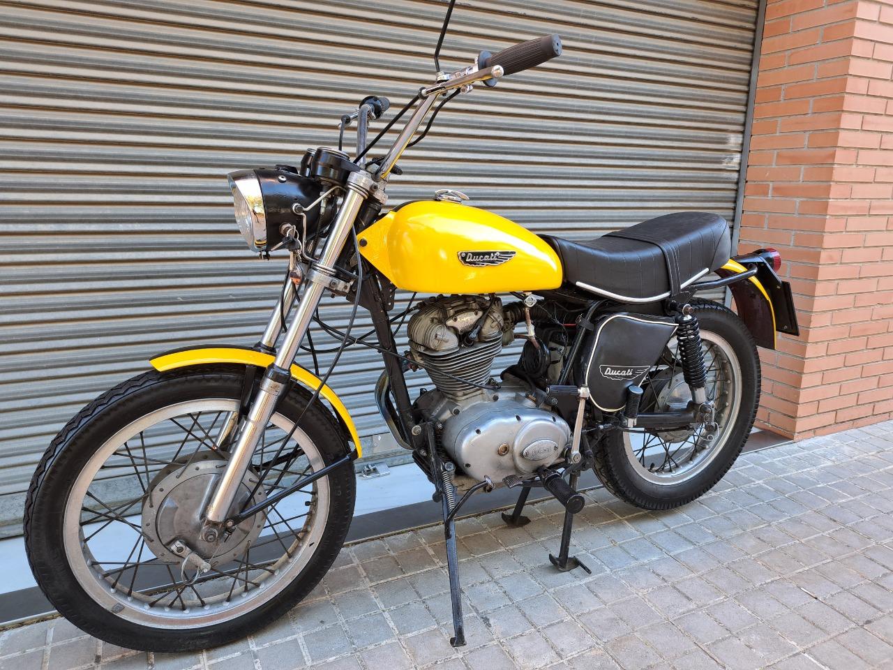 DUCATI Scrambler 250 - 1974 LesAnciennes.com
