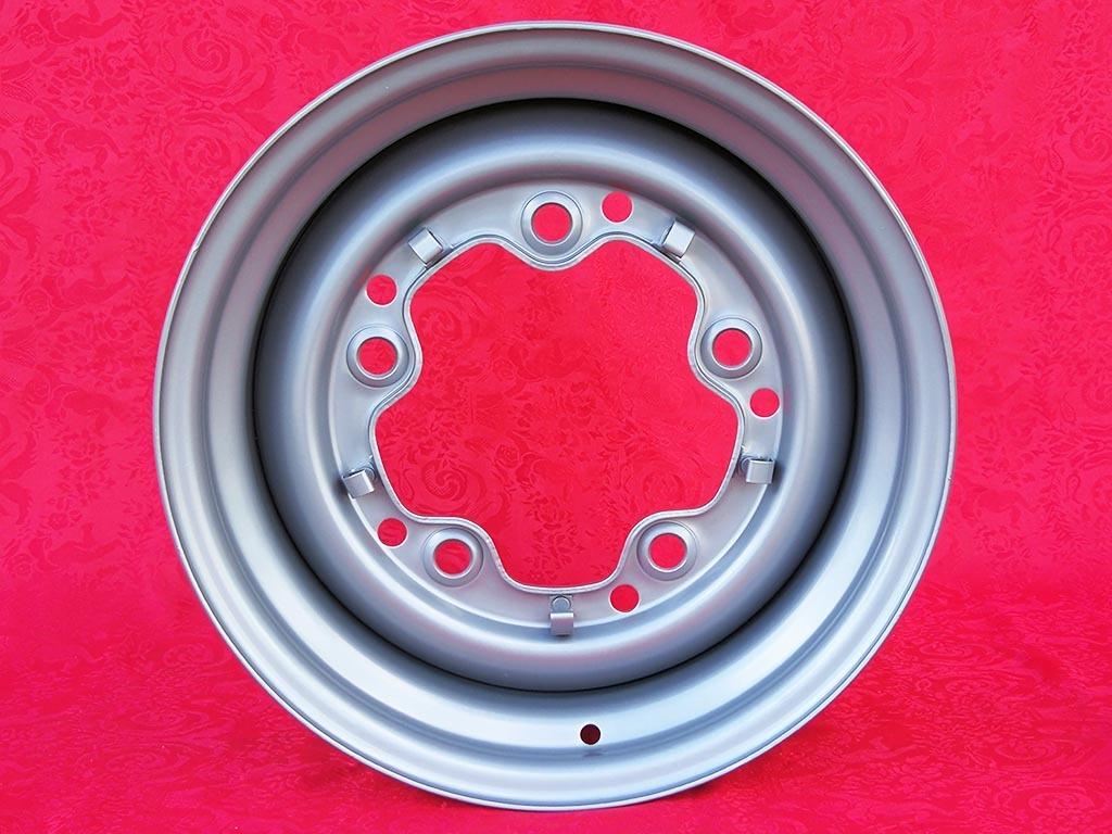 1 pc. jante Volkswagen Beetle Kafer Maggiolino T1 LesAnciennes.com