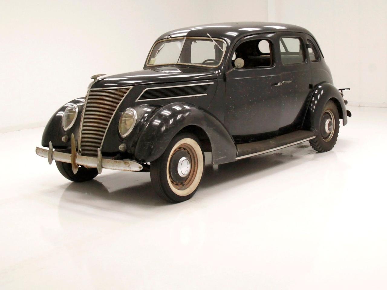 1937 Ford Fordor Sedan LesAnciennes.com