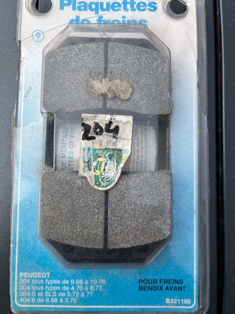 Plaquettes de freins PEUGEOT 204 304 404 LesAnciennes.com