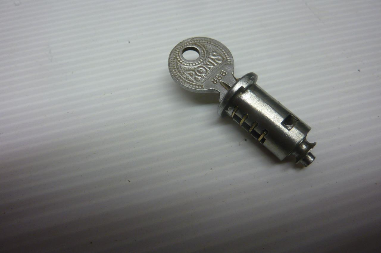 Barillet de serrure SIMCA 8 1100 et 1200 LesAnciennes.com