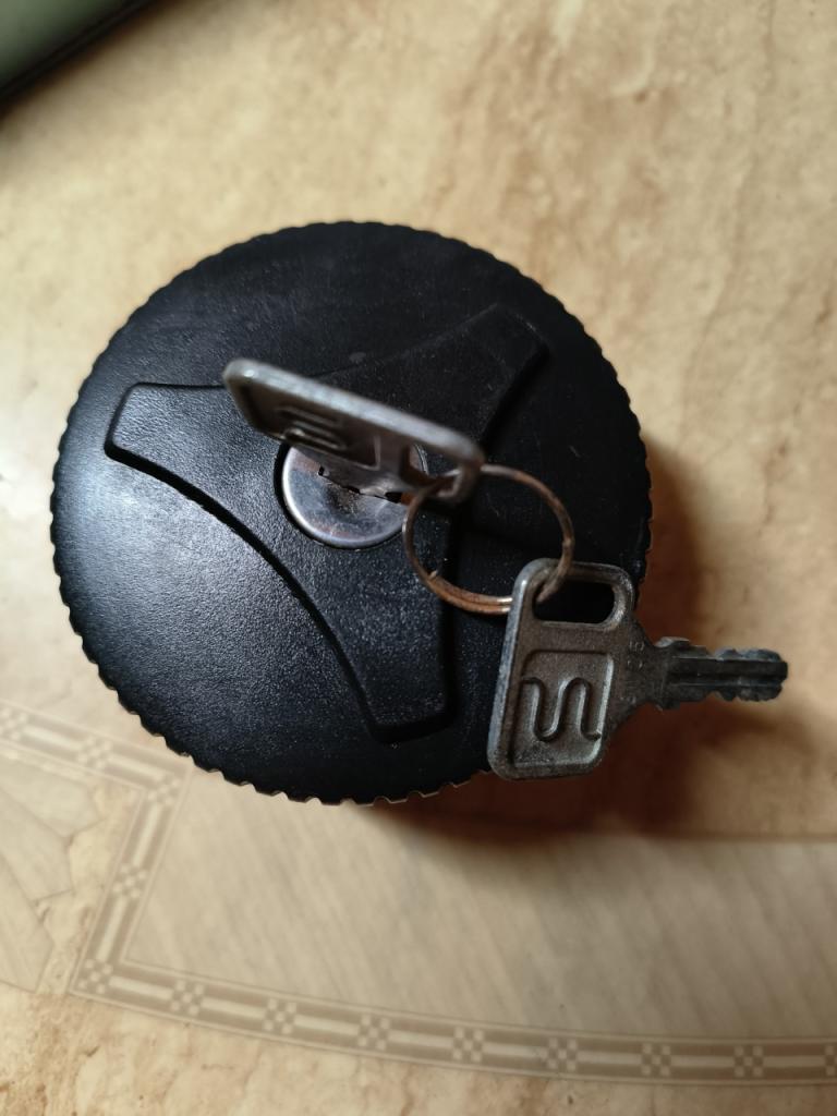 Bouchon de réservoir d'essence LesAnciennes.com